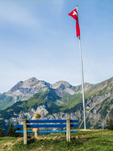 Camping mit Hund Schweiz Berge Flagge