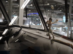 Elvis auf dem Armaturenbereich eines VW Bullis