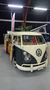 VW Bulli im Surferstil, schwarz-weiss
