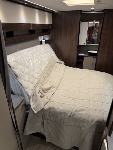 Schlafzimmer und Bad