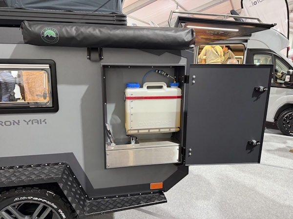 Iron Yak - Aussendusche mit Duschzelt (zusammengerollt)