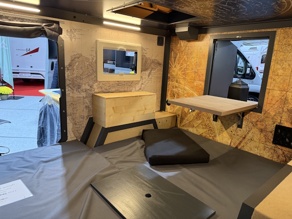 Iron Yak - Innenraum mit Durchstich ins Dachzelt