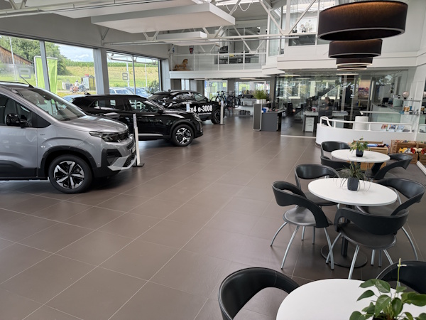 Showroom mit Personenfahrzeugen