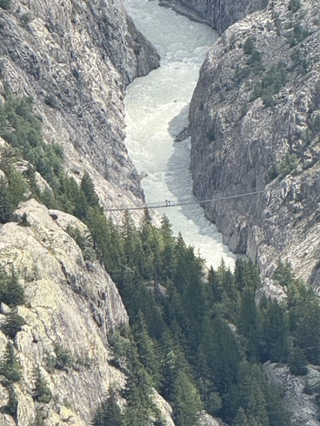 Hängebrücke über Massa